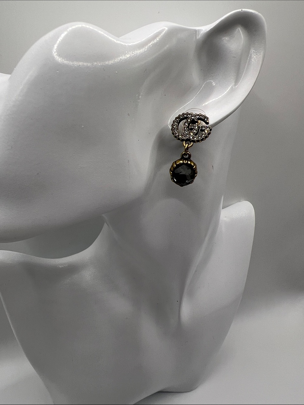 1445. Crystal Drop Earrings in Gold Tone.